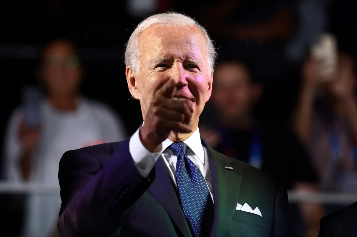 Izraelska artystka Yuval Dayan odmówiła podania ręki prezydentowi USA Joe Bidenowi tłumacząc to - jak zaznaczają media - "religijną skromnością". Amerykański przywódca, który jest w Izraelu, wziął udział w ceremonii, podczas której został odznaczony przez prezydenta tego kraju honorowym medalem Izraela. 
