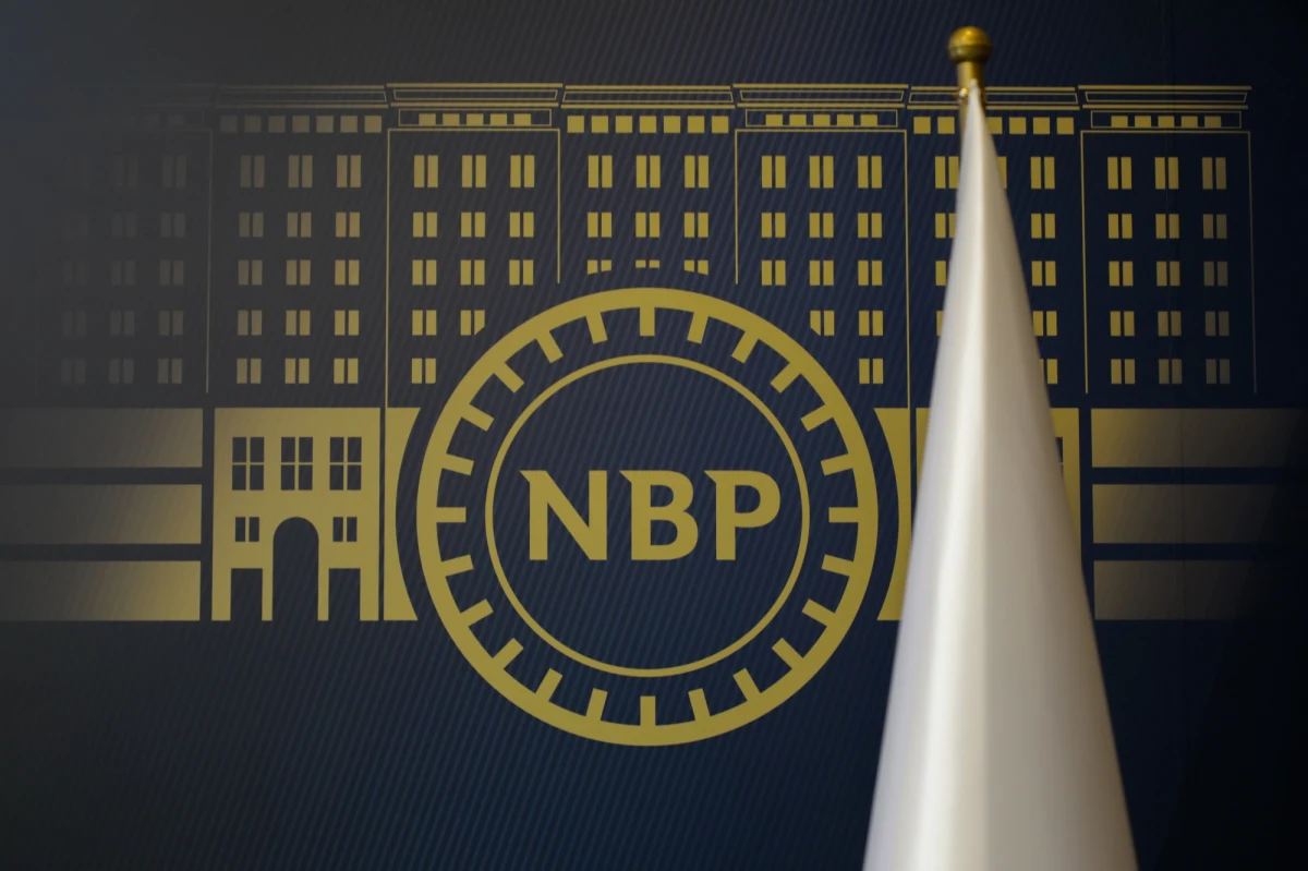 Ważą się losy pensji minimalnej w 2023 roku. Docelowo, jak wskazuje minister rodziny Marlena Maląg, ma to być 3 tys. 450 złotych. Eksperci wyliczyli, że powinna być ona o 158 złotych wyższa - pisze dziennik "Fakt" w piątkowym wydaniu.
