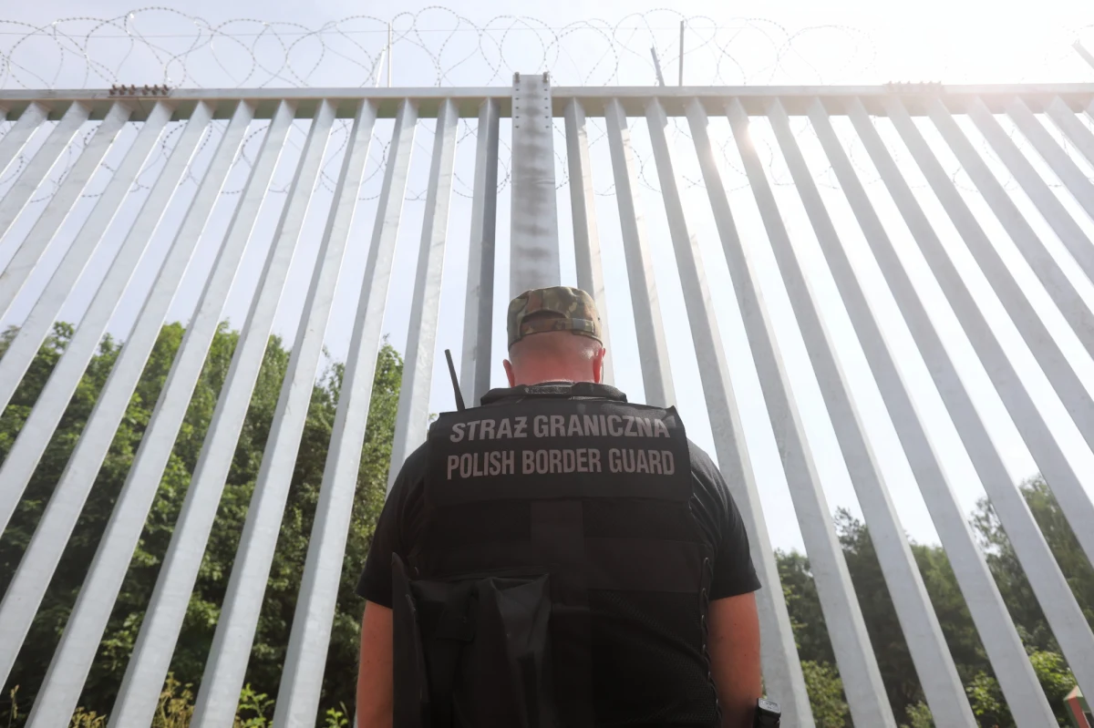 Policjanci i strażnicy graniczni rozbili grupę zajmującą się przemytem imigrantów przez granicę z Białorusią. Na polecenie lubelskiego wydziału PK na razie zatrzymali w tej sprawie osiem osób. 