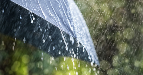 Instytut Meteorologii i Gospodarki Wodnej informuje, że przed nami weekend z umiarkowaną temperaturą, deszczem i burzami. W wielu miejscach będzie dość mocno wiało. 