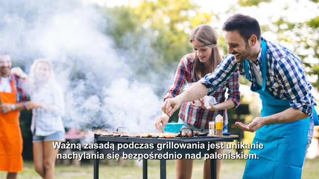 Grillowanie to wspaniały pomysł na spotkanie z przyjaciółmi i weekendowy odpoczynek. Dania z grilla są bardzo smaczne i proste do wykonania. Najczęściej grillujemy mięso i sery, ale też warzywa i owoce. Wiele osób zastanawia się, czy potrawy grillowane są zdrowe. Czy wszystkie produkty nadają się na grilla? Jakich błędów powinniśmy unikać?
Grillowane przysmaki mają jedną ważną zaletę. Potrawy nie dostarczają aż tak dużo kalorii, ponieważ nie trzeba używać tłuszczu. Niestety te pyszne dania mogą zawierać szkodliwe, a nawet rakotwórcze substancje. Mamy tu do czynienia z bardzo wysoką temperaturą, dymem i żarzącym się węglem lub otwartym ogniem. W tych warunkach powstają takie związki jak akrylamid czy benzopiren. 
