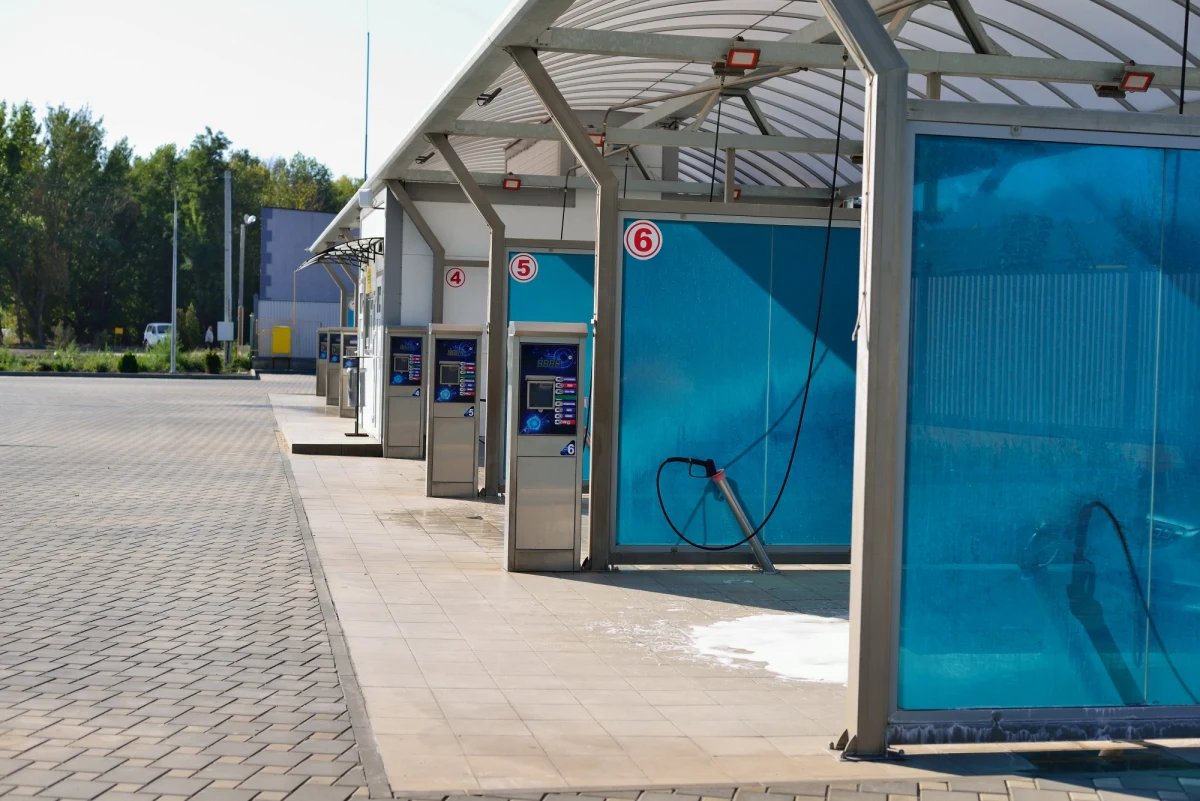 ​Będzińscy kryminalni zatrzymali trzech mężczyzn, podejrzanych o włamania do urządzeń kasowych myjni samochodowych. Sprawcy ukradli kilka tysięcy złotych, ale straty wynikające z uszkodzeń automatów oszacowano na ponad 30 tys. złotych. Jednym ze sprawców był 19-latek, który najbliższe 3 miesiące spędzi w areszcie. 