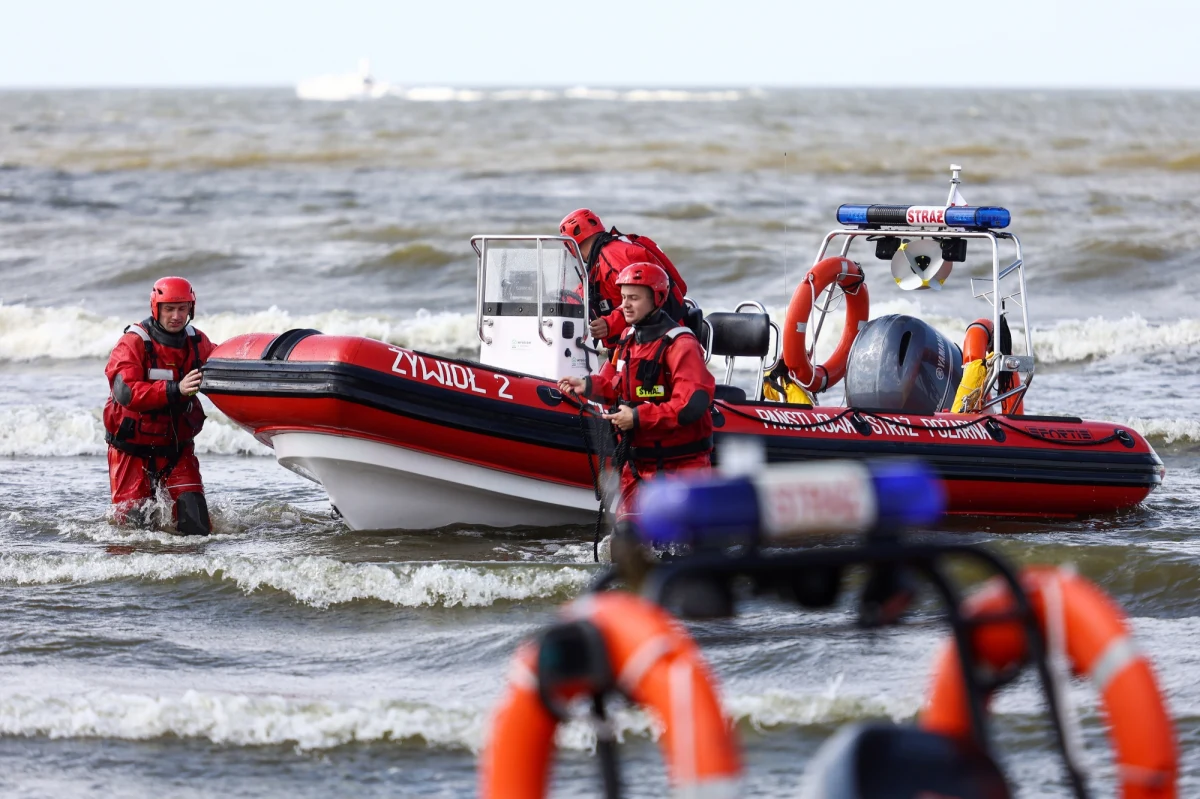 Prokuratura wszczęła śledztwo w sprawie tragedii na plaży w Jantarze. Przedwczoraj morze porwało tam kilka osób, które próbowały tworzyć łańcuch życia, gdy ktoś miał wzywać pomocy. Dwie z nich w ciężkim stanie trafiły do szpitala. Jedna - zmarła. 