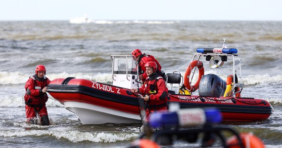 Prokuratura wszczęła śledztwo w sprawie tragedii na plaży w Jantarze. Przedwczoraj morze porwało tam kilka osób, które próbowały tworzyć łańcuch życia, gdy ktoś miał wzywać pomocy. Dwie z nich w ciężkim stanie trafiły do szpitala. Jedna - zmarła. 