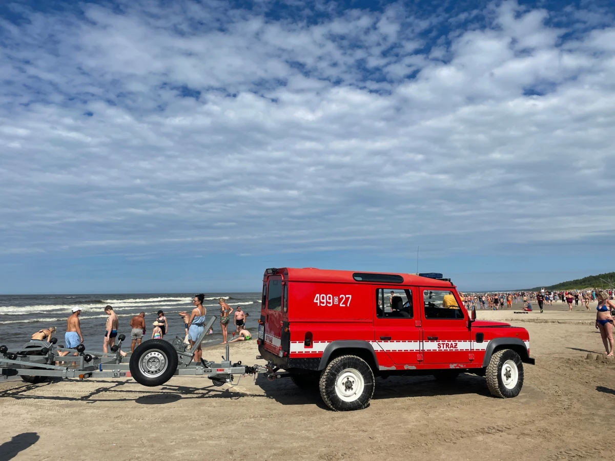 ​"Zwróćcie uwagę na wywieszoną flagę przy kąpielisku. Czerwony kolor to kategoryczny zakaz wchodzenia do wody. Pamiętaj woda to żywioł, który nie wybacza błędów" - to część komunikatu, nagranego przez policję, jaki usłyszą plażowicze przebywający nad morzem i nad wybranymi jeziorami w województwie pomorskim.

