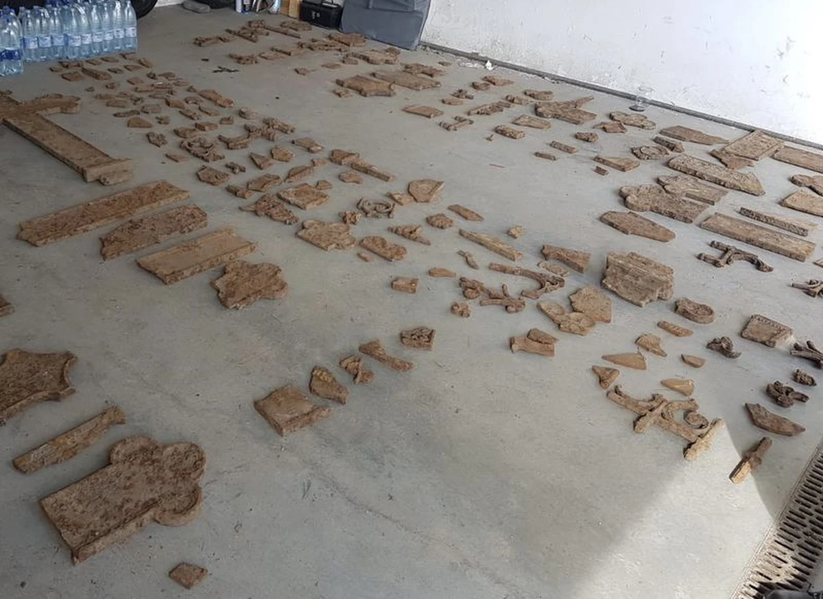 Policjanci ze Słupska zatrzymali 20-latka, który z dawnego cmentarza ewangelickiego w Kobylnicy ukradł żeliwne krzyże. Odnaleźli je zaledwie kilka tygodni wcześniej historycy, miłośnicy i pasjonaci Słupska oraz okolicy.

