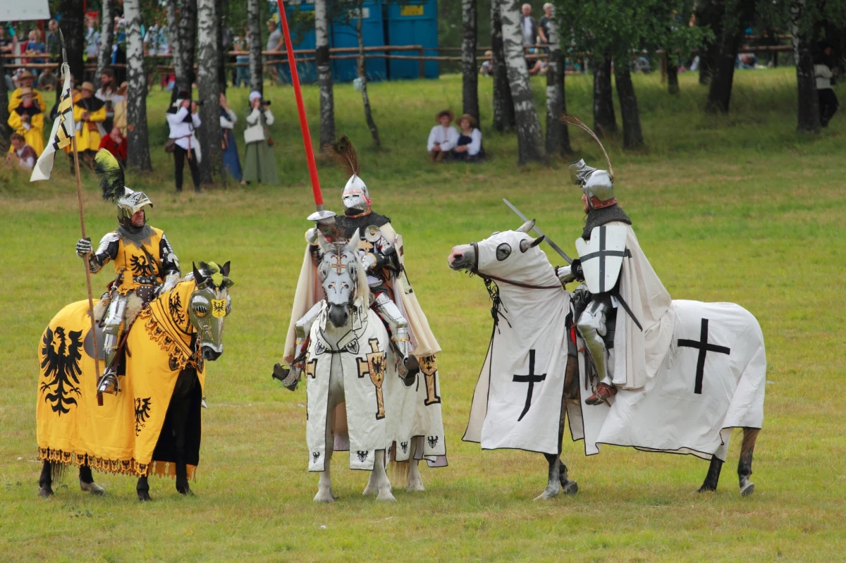 W sobotę o godz. 15.00 po dwuletniej pandemicznej przerwie, odbędzie się inscenizacja bitwy pod Grunwaldem. Na pole bitwy wyjdzie blisko dwa tysiące rekonstruktorów w strojach stylizowanych na średniowieczne. Ich zmagania będzie oglądać kilkadziesiąt tysięcy widzów. 