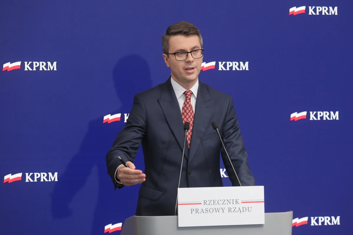 Liczymy na to, że część sektora budowlanego przesunie się na rynek związany z termomodernizacją - tak twierdzi rzecznik rządu Piotr Müller. Przedwczoraj premier Mateusz Morawiecki zaapelował do Polaków, by ocieplali swoje domy przed najbliższym sezonem grzewczym. Przedstawiciele branży budowlanej mówią jednak, że szanse na takie prace są niewielkie ze względu na duże obłożenie terminów i braki kadrowe.