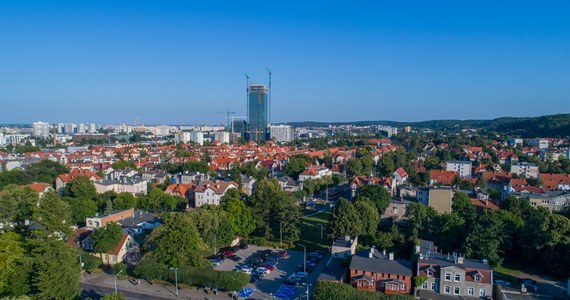 Gdańsk - wśród miast, które mają powyżej 300 tys. mieszkańców - jest najbardziej przyjazny kierowcom - wynika z rankingu przeprowadzonego przez Oponeo wraz z aplikacją Yanosik. Zdecydowanie gorzej niż w ostatnich 4 latach wypadł Lublin. Według badania, coraz przyjaźniejsza kierowcom staje się Warszawa. 