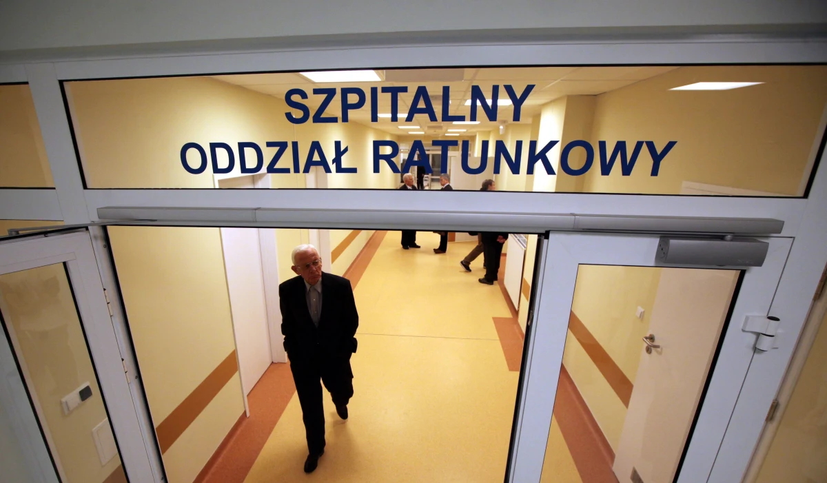 Mężczyzna z raną postrzałową zgłosił się na SOR w Warszawie. Policjanci czekają w szpitalu na jego wybudzenie z narkozy, by ustalić okoliczności sprawy. 