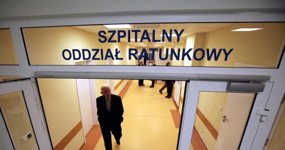 Mężczyzna z raną postrzałową zgłosił się na SOR w Warszawie. Policjanci czekają w szpitalu na jego wybudzenie z narkozy, by ustalić okoliczności sprawy. 