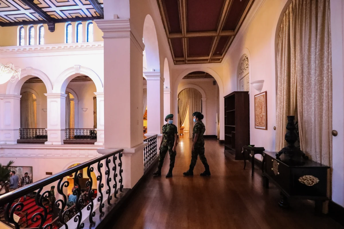 Premier Sri Lanki Ranil Wickremesinghe został tymczasową głową państwa po tym, jak dotychczasowy prezydent Gotabaya Rajapaksa podał się do dymisji. Zrezygnował drogą mailową. Wcześniej - pod presją społecznych protestów - uciekł z kraju.