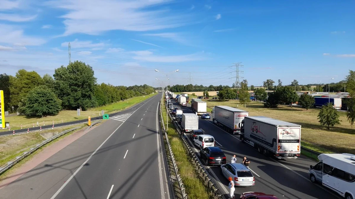 W rejonie węzła Brzeg na autostradzie A4 zapaliła się ciężarówka. Nie ma informacji o osobach poszkodowanych.