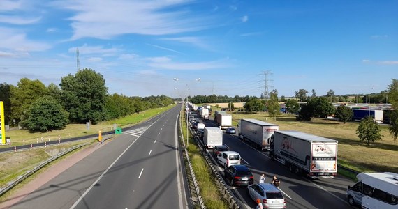 W rejonie węzła Brzeg na autostradzie A4 zapaliła się ciężarówka. Nie ma informacji o osobach poszkodowanych.