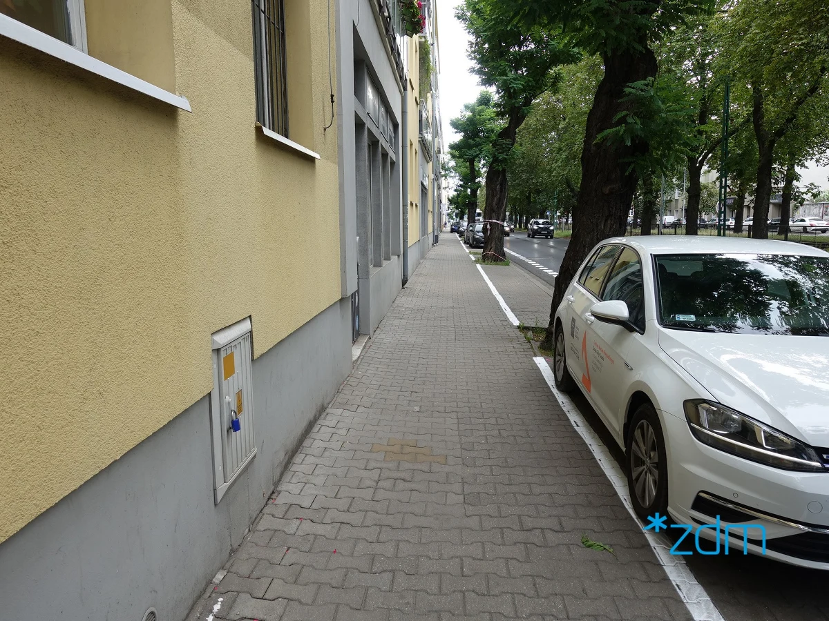 Na ul. Hetmańskiej - na odcinku od ul. Kasprzaka do ul. Reymonta zmienił się sposób parkowania. Zamiast w całości na chodniku - samochody stoją częściowo na nim i częściowo na jezdni. Dzięki temu piesi zyskali więcej miejsca.

