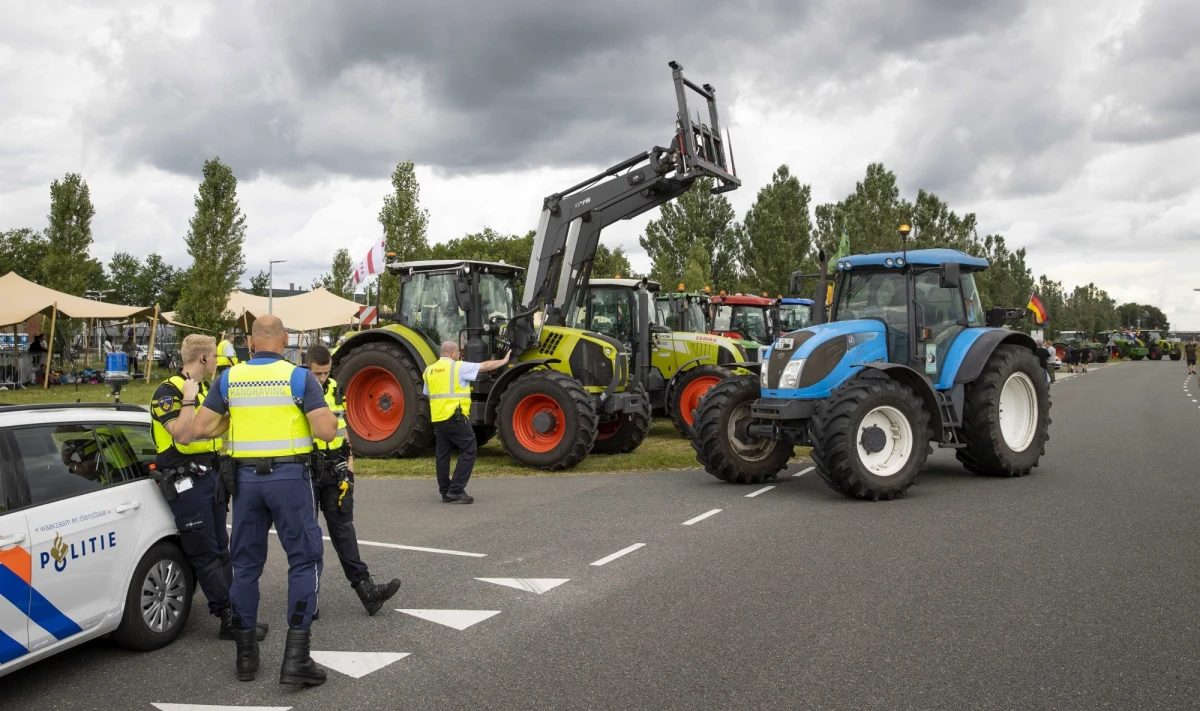 Rolnik oraz solidaryzujący się z ich protestem kierowcy spowodowali w piątek kilkugodzinne korki w wielu miejscach w Niderlandach podczas "kwadransa solidarności" - podają media. Zakorkowane zostały m.in. autostrady A1, A50, A28 i A6. 