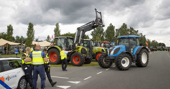 Rolnik oraz solidaryzujący się z ich protestem kierowcy spowodowali w piątek kilkugodzinne korki w wielu miejscach w Niderlandach podczas "kwadransa solidarności" - podają media. Zakorkowane zostały m.in. autostrady A1, A50, A28 i A6. 