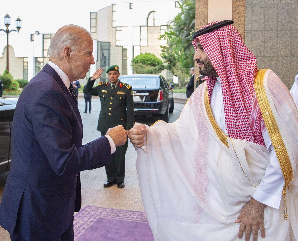 ​Podczas wizyty prezydenta USA Joe Bidena w Arabii Saudyjskiej wydano wspólne oświadczenie, w którym oba kraje potwierdziły swoje zaangażowanie na rzecz stabilności światowych rynków energii - podał Reuters, powołując się na komunikat saudyjskiej państwowej agencji prasowej (SPA). Prezydent USA podczas rozmowy z księciem koronnym Arabii Saudyjskiej Mohammedem bin Salmanem oznajmił, że obarcza go odpowiedzialnością za zabójstwo dziennikarza "Washington Post" Dżamala Chaszukdżiego.