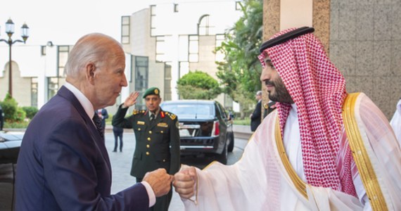 ​Podczas wizyty prezydenta USA Joe Bidena w Arabii Saudyjskiej wydano wspólne oświadczenie, w którym oba kraje potwierdziły swoje zaangażowanie na rzecz stabilności światowych rynków energii - podał Reuters, powołując się na komunikat saudyjskiej państwowej agencji prasowej (SPA). Prezydent USA podczas rozmowy z księciem koronnym Arabii Saudyjskiej Mohammedem bin Salmanem oznajmił, że obarcza go odpowiedzialnością za zabójstwo dziennikarza "Washington Post" Dżamala Chaszukdżiego.