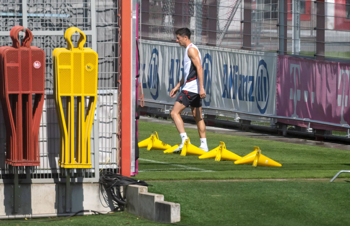 W rozmowie z dziennikiem "Bild" Oliver Kahn prezes Bayernu Monachium potwierdził odejście z klubu Roberta Lewandowskiego do Barcelony. Wcześniej - jak informowały zagraniczne dzienniki - osiągnięto w tej sprawie ostateczne porozumienie. 