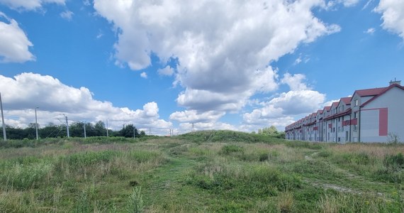 Miasto zostało właścicielem kolejnych działek z przeznaczeniem pod zieleń. To teren o powierzchni 1,7 hektara w Opatkowicach, położony między osiedlem a torami kolejowymi przy ulicy Dębskiego.