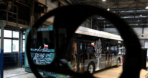 Państwowa spółka Autosan znów nie wzięła udziału w przetargu na dostawę autobusów dla wojska - dowiedział się reporter RMF FM. Armia zamówiła 15 pojazdów z opcją dokupienia kolejnych 14. Ofertę zgłosiła tylko jedna prywatna firma. 