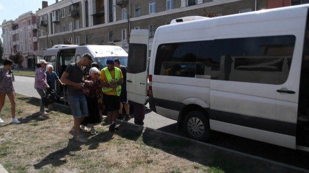 Skutki piątkowego ataku rakietowego to między innymi dwu i pół metrowy lej na centralnym placu w Kramatorsku. Trwa ewakuacja mieszkańców do bezpieczniejszych regionów. Kramatorsk to duże miasto i centrum administracyjne Donbasu. Władze przekazały, że nikt nie został ranny ani zabity podczas ostrzału rakietowego, ponieważ trwała wtedy godzina policyjna.