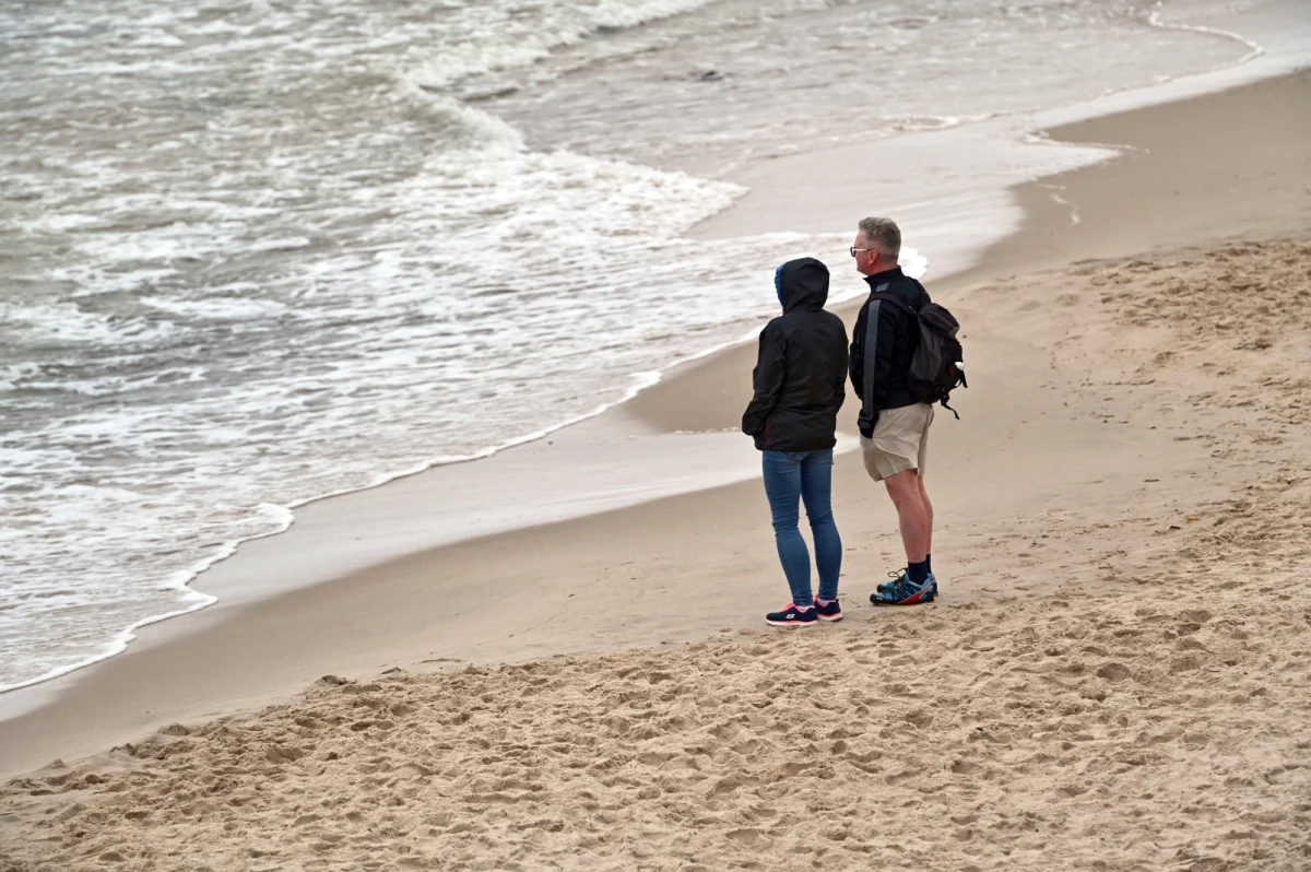 "Nie udało się odnaleźć w Bałtyku mężczyzny, który miał w sobotę rano wejść do wody z głównej plaży w Mielnie i nie wypłynąć" - poinformowały służby ratunkowe. Akcja poszukiwawcza została zakończona.
