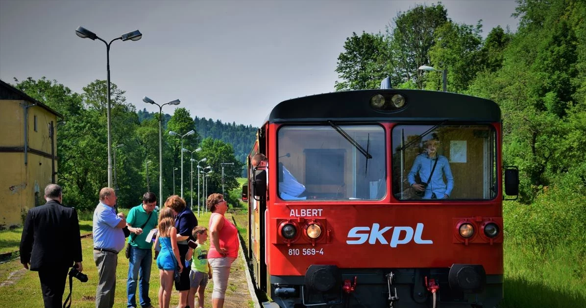 Pociąg SKPL na linii kolejowej nr 108 w Bieszczadach; zdj. z 2017 roku