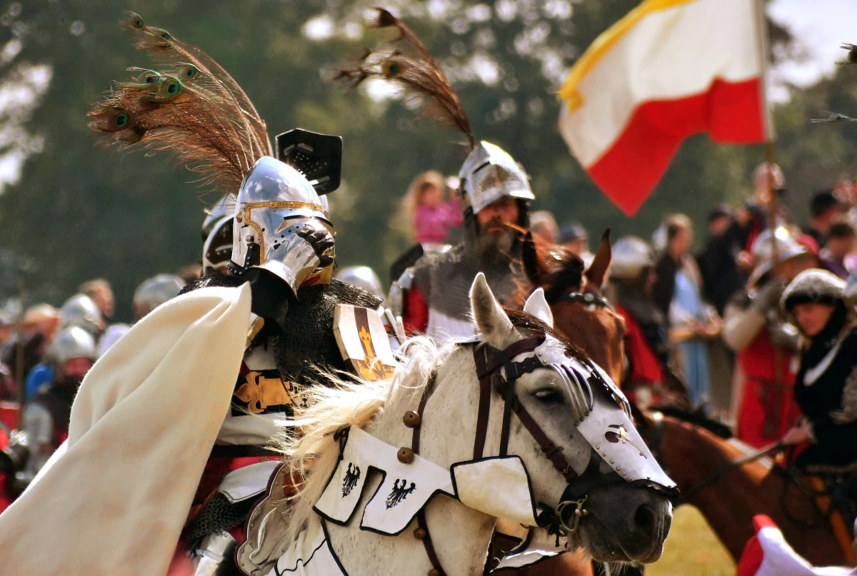 Nad Polami Grunwaldu przeszła w sobotę intensywna ulewa, ale przygotowania do inscenizacji bitwy nadal trwają. Odbył się już apel grunwaldzki, podczas którego odtwórca roli króla Jagiełły zapowiedział, że po raz ostatni wciela się w tę postać.
