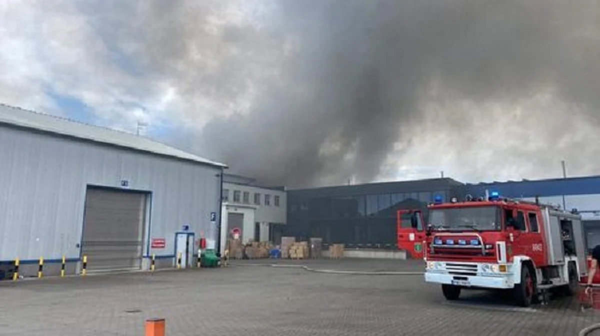 Strażacy ugasili pożar w Starej Tuchorzy w powiecie wolsztyńskim w Wielkopolsce. W jednej z firm zapalił się dystrybutor oleju napędowego. Pod nim znajduje się duży zbiornik na to paliwo, który został już zabezpieczony.