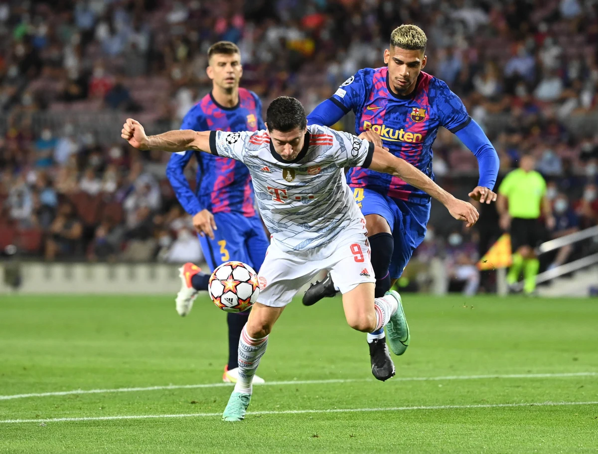Robert Lewandowski zamienia Bayern Monachium na FC Barcelona. "Myślę, że ostatecznie wszyscy wychodzą wygrani z tej sytuacji" - skomentował agent Lewandowskiego, Pini Zahavi.