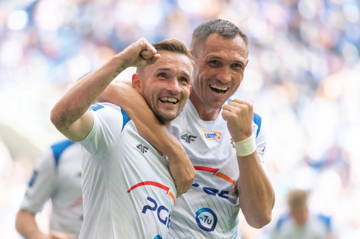 Lech Poznań, po szybkim odpadnięciu z walki o Ligę Mistrzów, fatalnie rozpoczął sezon Ekstraklasy. Mistrz Polski w sobotę przegrał u siebie 0-2 ze Stalą Mielec.