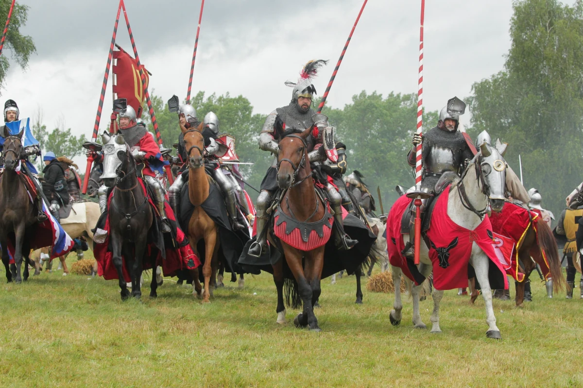W sobotę o godz. 15.00  po dwuletniej pandemicznej przerwie odbyła się inscenizacja bitwy pod Grunwaldem. Na pole bitwy wyszło blisko dwa tysiące rekonstruktorów w strojach stylizowanych na średniowieczne. Ich zmagania obserwowało ponad 20 tys. tysięcy widzów. 