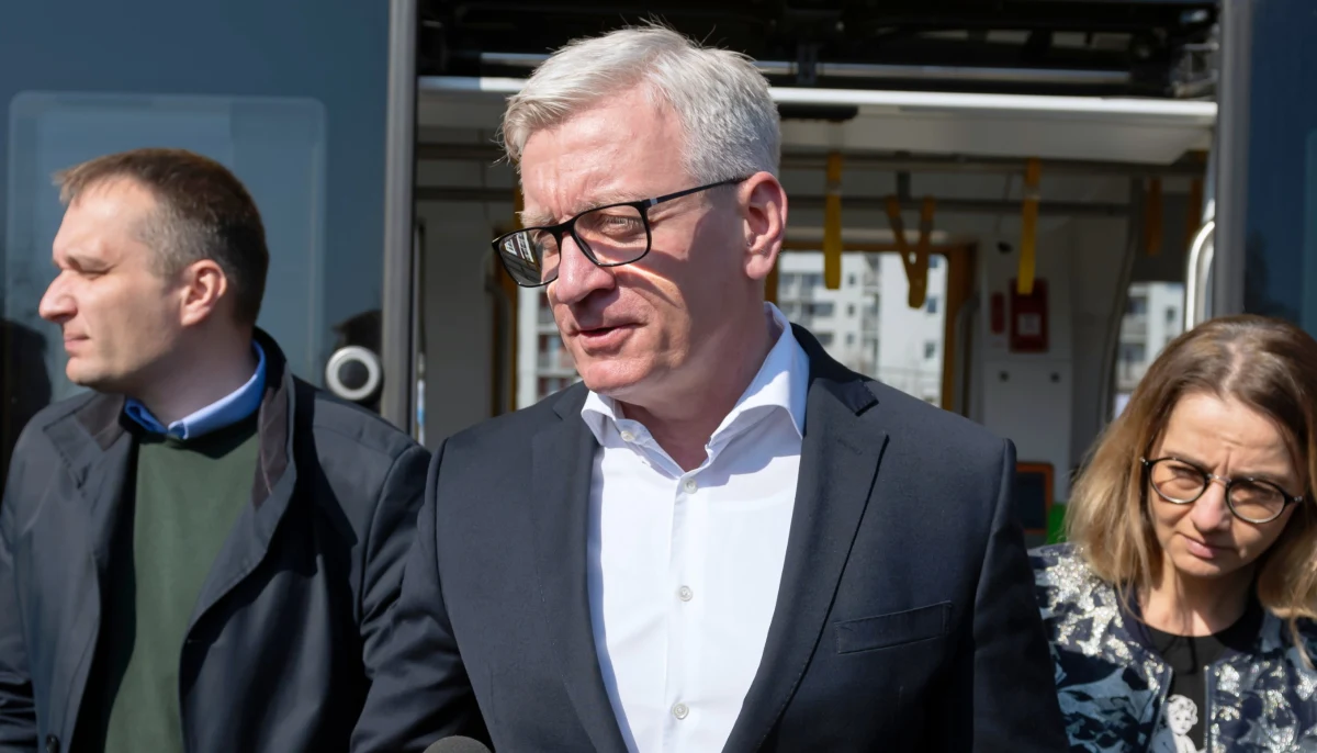 Nieznany sprawca miał obrzucić jajkami drzwi mieszkania prezydenta Poznania Jacka Jaśkowiaka. Samorządowiec przyznał, że w ostatnim czasie otrzymuje więcej maili i listów z pogróżkami. 