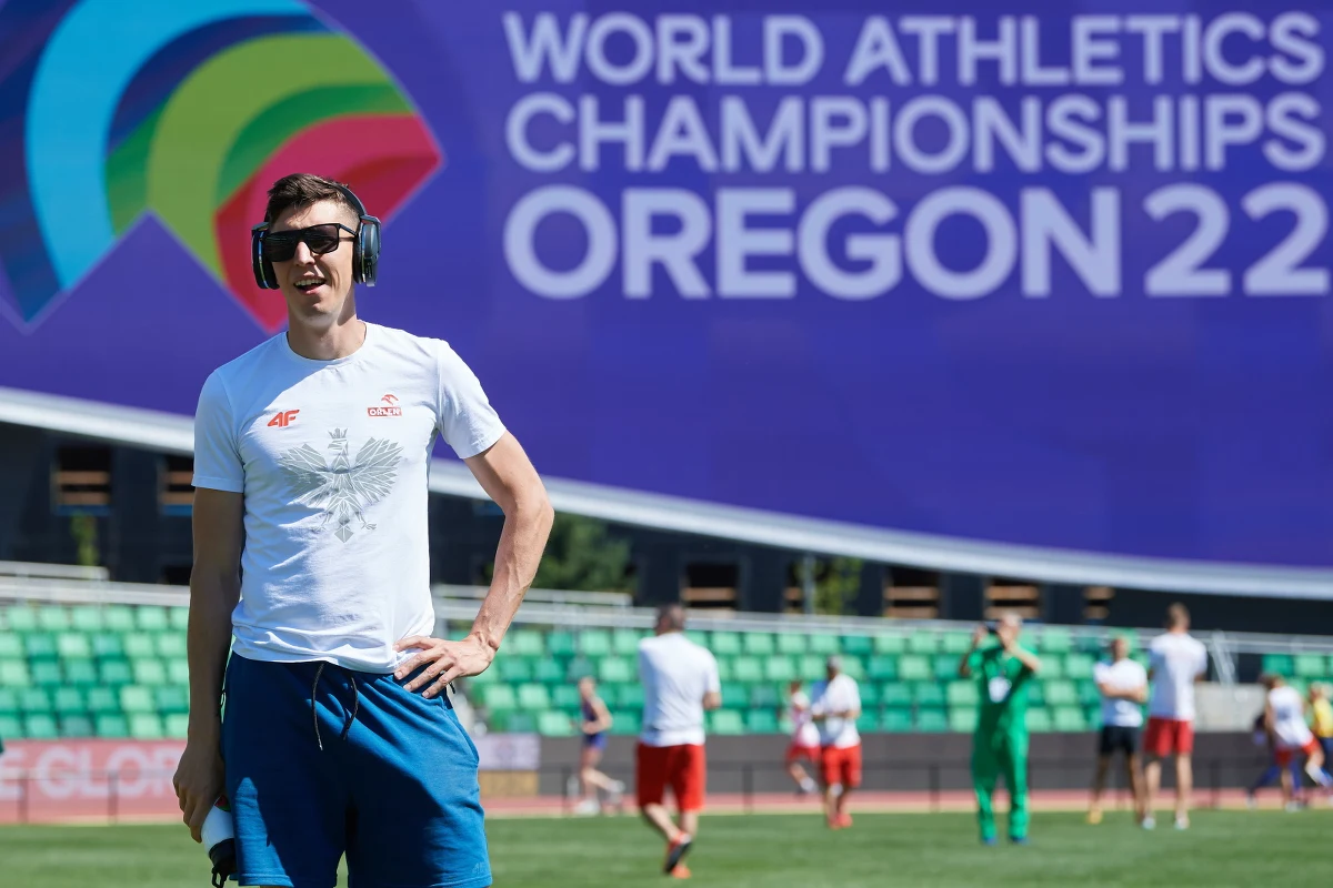 Damian Czykier zajął drugie miejsce w drugim biegu kwalifikacyjnym na 110 m przez płotki podczas lekkoatletycznych mistrzostw świata w amerykańskim Eugene. Rekordzista Polski uzyskał czas 13,37 i awansował do kolejnej rundy.