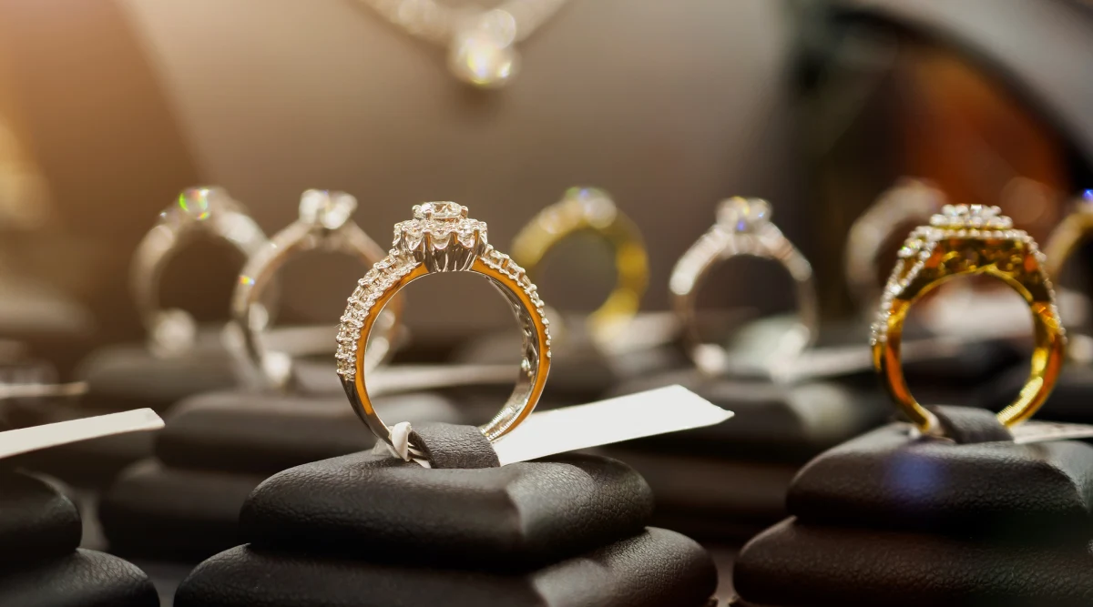 Zapowiedziany w piątek przez Komisję Europejską siódmy pakiet sankcji przeciwko Rosji za agresję na Ukrainę przewiduje m.in. zakaz importu rosyjskiego złota. Jak jednak zwraca uwagę Politico, jest pewien wyjątek - embargiem nie została objęta biżuteria. 