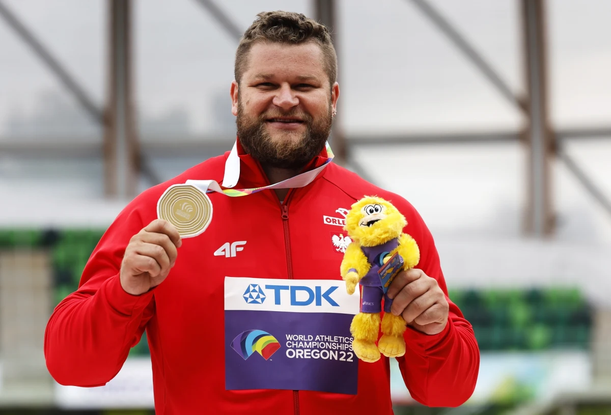 "Dla mnie najważniejsze było, aby zamknąć niektórym mordki" - tak mówił Paweł Fajdek po wygranym konkursie rzutu młotem lekkoatletycznych mistrzostw świata w Eugene. Reprezentant Polski triumfował wynikiem 81,98 m. Srebrny medal zdobył Wojciech Nowicki. 