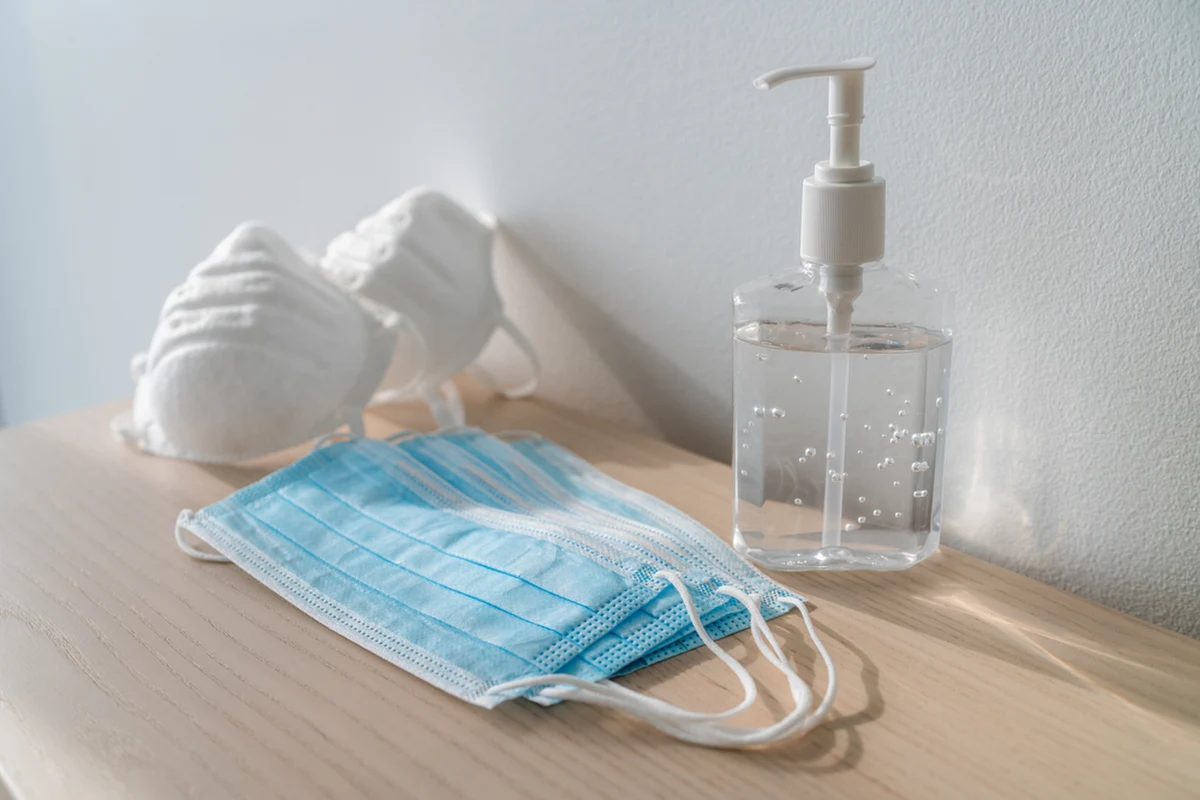 "Nowe warianty są tak zaraźliwe, że obostrzenia, zwłaszcza nieprzestrzegane ściśle, niewiele dadzą. Zapomnijmy więc o lockdownach, skupmy się na szczepieniach" - stwierdził w rozmowie z PAP kierownik Kliniki Pediatrii z Oddziałem Obserwacyjnym Warszawskiego Uniwersytetu Medycznego dr hab. n. med. Ernest Kuchar, pytany o rozwój epidemii koronawirusa w Polsce. Wirusolog prof. Agnieszka Szuster-Ciesielska podkreśliła, powołując się na amerykański raport, że śmiertelność wśród dzieci chorych na Covid-19 jest obecnie bardzo niska. Jednocześnie dodała, że nie mamy pełnej wiedzy o sytuacji w Polsce, bo nie robi się już masowych testów.