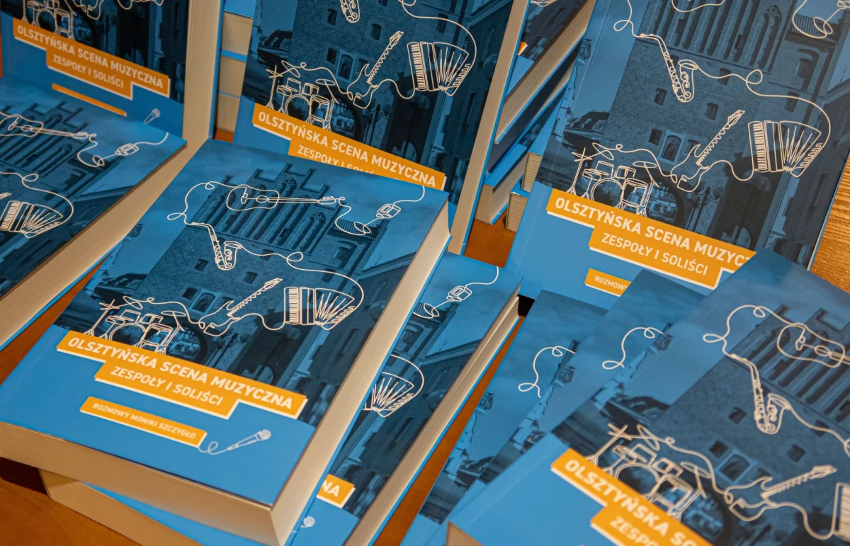 "To przepiękne miasto i dlatego, że pochodzę stąd, jestem taki, a nie inny" - mówi o Olsztynie Piotr "Peter" Wiwczarek, lider deathmetalowej grupy muzycznej Vader. "Warmia jest przede wszystkim synonimem spokoju" - dodaje Piotr Sołoducha, wokalista Eneja. A Czerwony Tulipan śpiewa wprost: "Olsztyn kocham, moją małą Amerykę". O Olsztynie się pisze i śpiewa. Za Olsztynem się tęskni. Znajdą się o tacy, co o Olsztynie marzą. A jak brzmi stolica Warmii? To próbowała uchwycić Monika Szczygło, dziennikarka muzyczna, która przez 6 lat rozmawiała z pochodzącymi stąd lub tworzącymi tu artystami. I teraz pozwala nam zajrzeć do ich świata, poznać historię nie tylko olsztyńskiej sceny muzycznej, ale także polskiej muzyki rozrywkowej. Od poezji śpiewanej, przez blues po folk czy country - ta książka wzruszy, rozbawi i zachęci do podróży po muzycznej mapie. Z autorką książki "Olsztyńska scena muzyczna. Zespoły i soliści" rozmawiała Katarzyna Staszko.