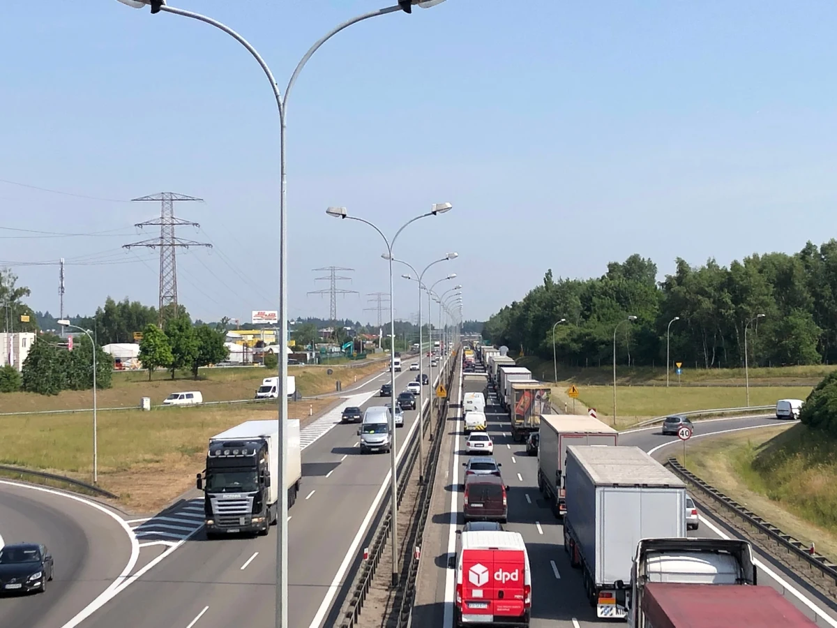 To będzie bardzo trudny tydzień dla kierowców podróżujących obwodnicą Trójmiasta. Przez kilka dni trasa S-6 w obrębie rozbudowywanego węzła Wielki Kack w Gdyni będzie zwężona. Najgorsze mają być wtorek oraz czwartek.
