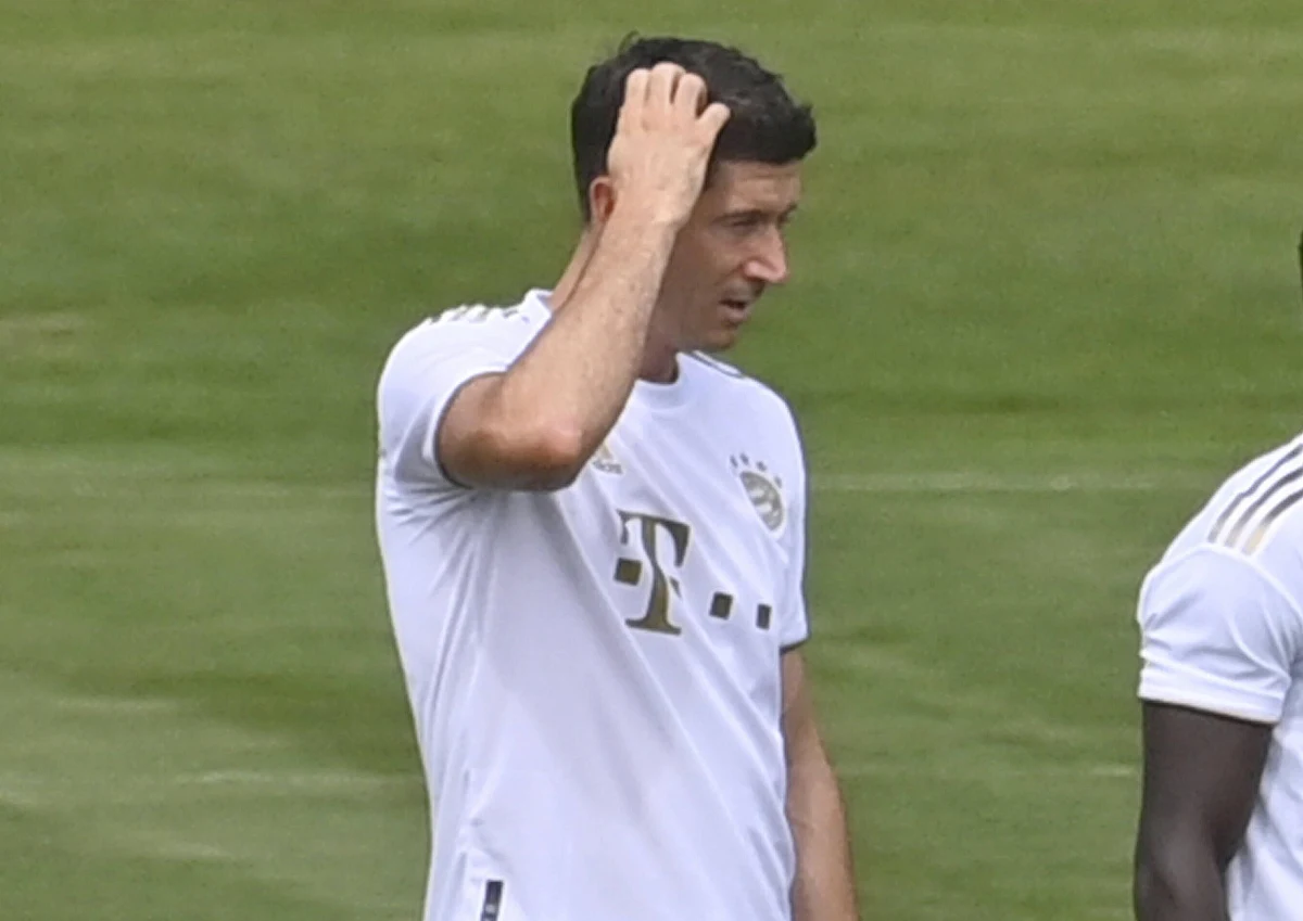 W poniedziałek Robert Lewandowski ma wziąć udział w swoim pierwszym treningu z nowymi kolegami z FC Barcelona podczas zgrupowania w USA. Hiszpańskie media podkreślają, że "Lewy" w nowym klubie może nie otrzymać koszulki z numerem 9, z którym przez lata grał w Bayernie Monachium.