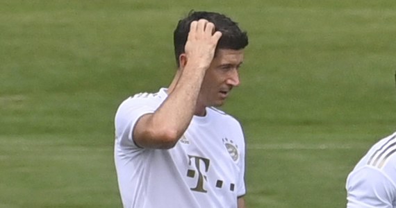 W poniedziałek Robert Lewandowski ma wziąć udział w swoim pierwszym treningu z nowymi kolegami z FC Barcelona podczas zgrupowania w USA. Hiszpańskie media podkreślają, że "Lewy" w nowym klubie może nie otrzymać koszulki z numerem 9, z którym przez lata grał w Bayernie Monachium.