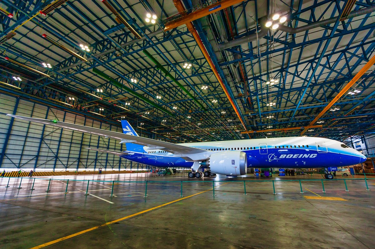 Amerykański koncern lotniczy Boeing przewiduje, że w ciągu najbliższych 20 lat zapotrzebowanie na nowe samoloty spadnie z 43 610 do 41 170 sztuk - poinformowała w niedzielę agencja Reutera.