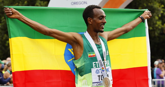 ​Etiopczyk Tamirat Tola wynikiem 2:05.36 został mistrzem świata w maratonie w Eugene. Srebrny medal zdobył jego rodak Mosinet Geremew - 2:06.44, a brązowy Belg somalijskiego pochodzenia Bashir Abdi - 2:06,48.
