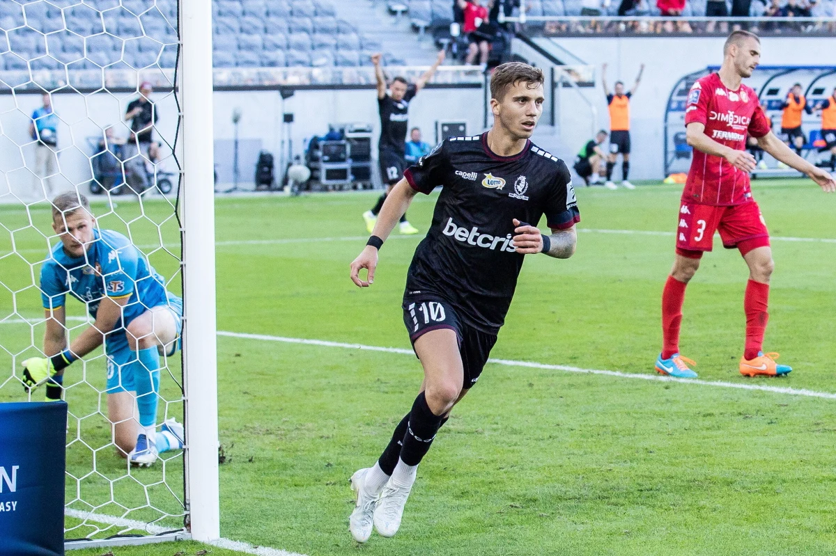 Pogoń Szczecin pokonała 2-1 wracającego do Ekstraklasy Widzewa Łódź w niedzielnym meczu pierwszej kolejki rozgrywek.
