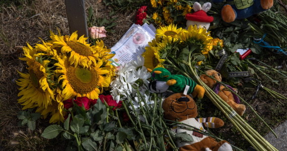 Zrozpaczona rodzina czterolatki, która zginęła w czwartek, w rosyjskim ataku rakietowym w ukraińskiej Winnicy, uczestniczyła w niedzielę w pogrzebie dziewczynki. Niestety jej matka - nieświadoma tragedii, jaka ją dotknęła - hospitalizowana jest nadal na oddziale intensywnej terapii – podaje portal news.sky.com. 
