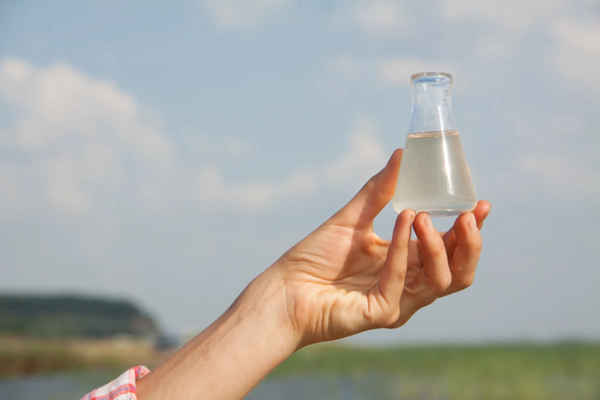 ​W niedzielę doszło do rozszczelnienia rurociągu tłocznego z pompowni Puck. Oczyszczalnia w Swarzewie zrzuciła ścieki do Zatoki Puckiej. Usterkę naprawiono po kilku godzinach. W poniedziałek wodę w Bałtyku ma sprawdzić sanepid.