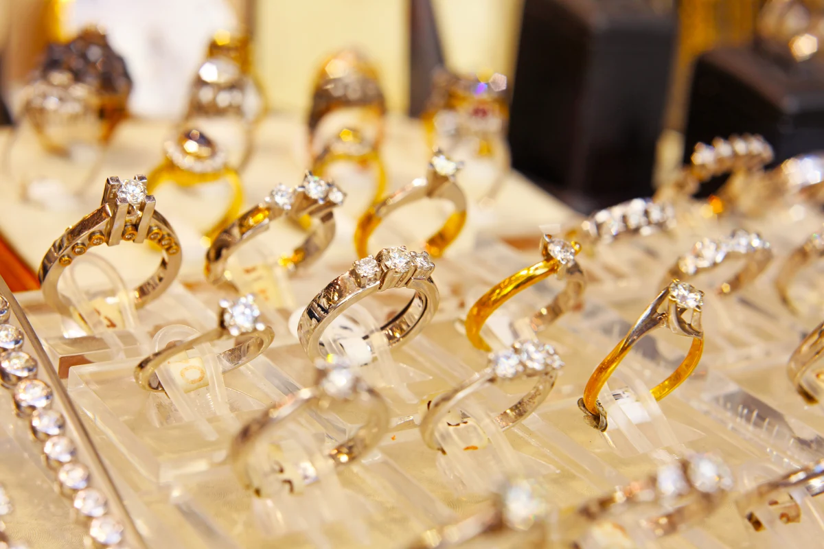 Biżuterię i kamienie szlachetne warte miliony dolarów skradziono w Lancaster w Kalifornii z ciężarówki prywatnej firmy zajmującej się przewozem przedmiotów wartościowych. Według szacunków poszkodowanych wartość skradzionych kosztowności mogła sięgać nawet 100 mln dolarów - poinformowała agencja Associated Press.