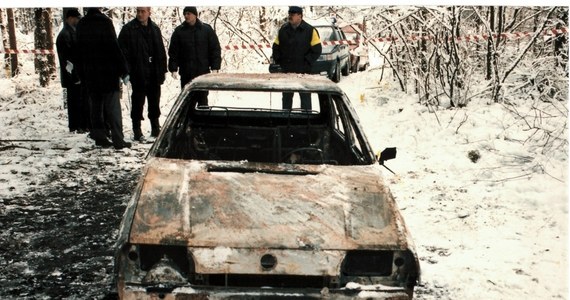 Policjanci z poznańskiego Archiwum X zajmują się sprawą śmierci producenta palet i jego żony. Zwłoki małżeństwa znaleziono 18 lat temu w doszczętnie spalonym samochodzie, w lesie w miejscowości Jamnice. Funkcjonariusze uważają, że było to zabójstwo, a nie wypadek. 
